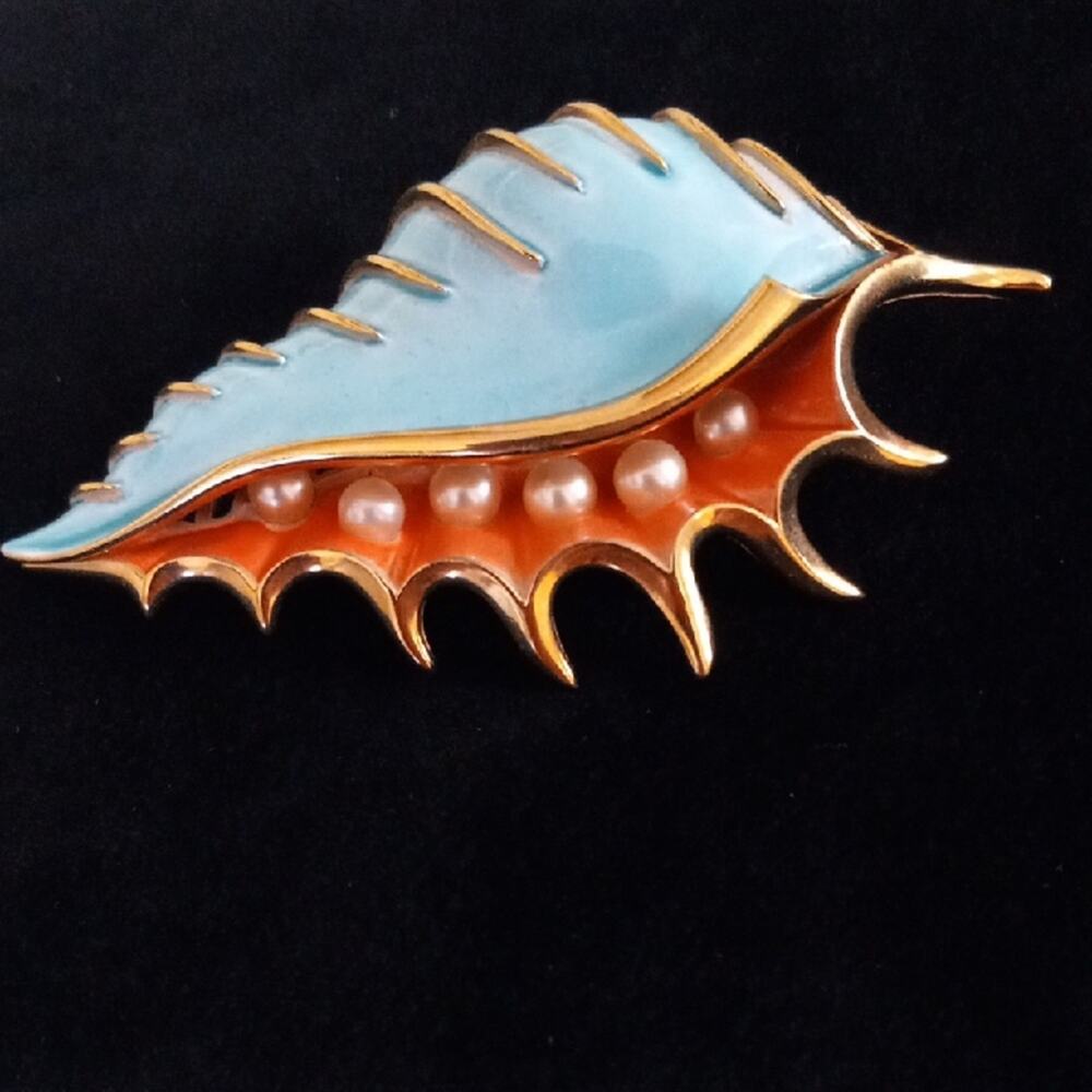 CROWN TRIFARI “Under the Sea” Seashell Brooch From the Mid-1960s